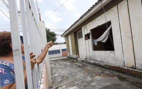 Abandono. Las casas abandonadas en el sector han sido desmanteladas por los delincuentes. Estos se han llevado desde cables hasta ventanas.