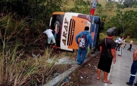 Jipijapa. El bus interprovincial quedó de lado en la cuneta.
