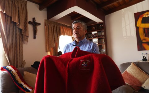 El poncho con el que vestirán el Taita Carnaval es confeccionado por los artesanos de la parroquia Salinas. Para ello se recurre a los mejores hilos de borrego.