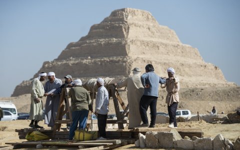 Jornada. Un grupo de obreros espera sacar de un foso a investigadores que bajaron en busca de información.