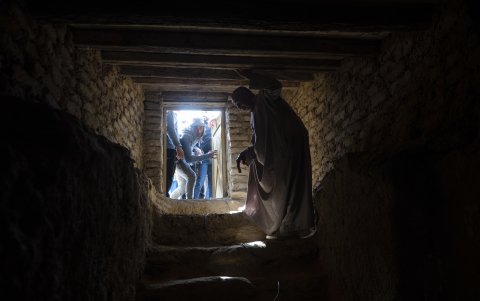 Recorrido. Un hombre aparece en el interior de una tumba ubicada en la conocida ciudad de los muertos en Saqqara.
