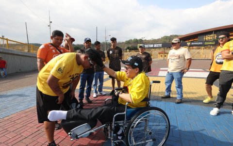 Acto. Durante los ensayos con la barra se le arrodillan para recibir la bendición.