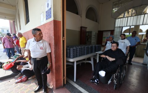 Rol. Es el párroco de la iglesia San Agustín, donde, además, entrega comida a decenas de personas. También fue profesor de teología.