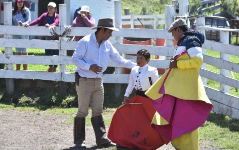 Valor. El niño se presta para salir al ruedo.