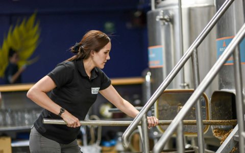 Andrea Silva, cervecería Mack Jack de Milagro, en pleno proceso de producción.