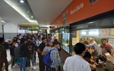 Filas en el Terminal Terrestre durante las elecciones.