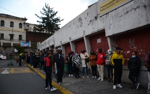 Filas para ingresar a los recintos electorales.