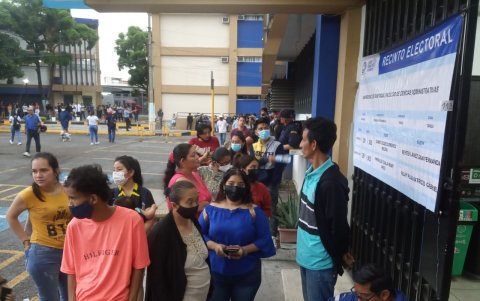 En la facultad de ciencias administrativas de la Universidad de Guayaquil, los ciudadanos no pueden ingresar porque no están listas las juntas receptoras del voto