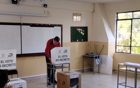 Andrés Paez sufragando en Quito.
