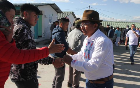 El candidato a la Prefectura de Pichincha por el partido Pachakutik, Guillermo Churuchumbi, acudió a votar.