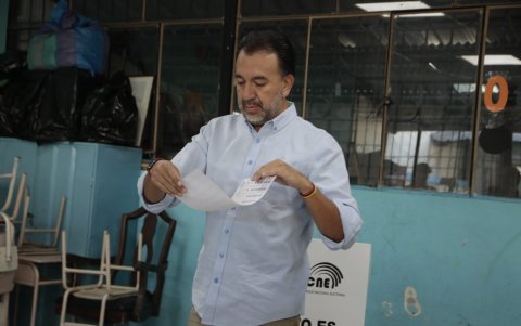 El candidato a la alcaldía de la capital llegó 20 minutos después de lo anunciado a uno de los recintos habilitados en Nayón, junto a su esposa y simpatizantes.