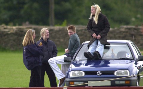 Harry y sus amigos, frente a él Sasha. en el club de polo The Beaufort.