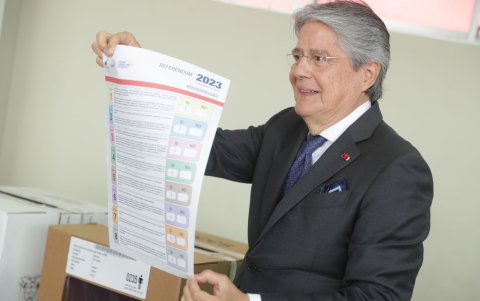 El presidente Guillermo Lasso votó esta mañana en un recinto electoral de Guayaquil.
