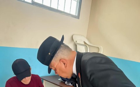 Sufragio. El aspirante a la Prefectura del Guayas, Héctor Vanegas, durante su derecho al voto.