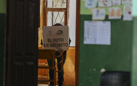 Un ciudadano fue registrado este domingo, 5 de febrero, al ejercer su voto, durante la jornada de elecciones locales y del referéndum constitucional, en Quito (Ecuador).
