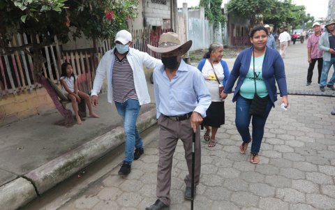 Adultos mayores salieron a votar