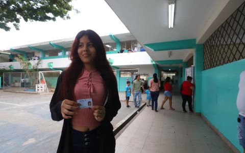 Karla Espinales (16) muestra el comprobante de votación que le entregaron luego de sufragar.