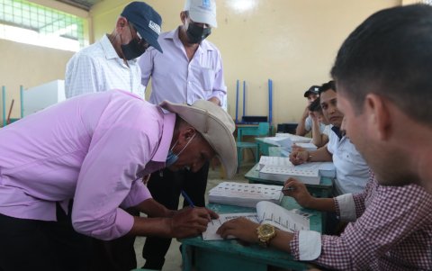 Agricultor votando en la Unidad Educativa Junquillal