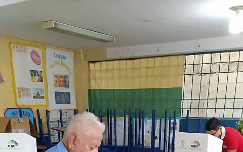 Proceso. Abel Martillo espera que le entreguen las papeletas. Acudió este domingo 5 de febrero de 2023, muy temprano.