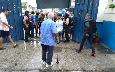 Retorno. Este chofer y bombero jubilado acaba de sufragar y va de regreso a casa, en el sur de la ciudad.