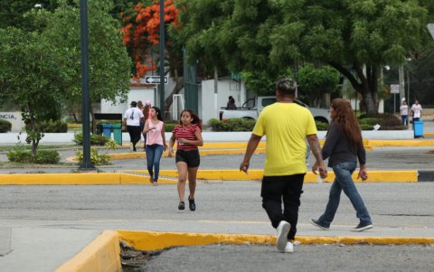 Corriendo, algunas personas trataban de llegar antes de las 5 de la tarde para ejercer su derecho al voto.