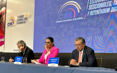 Autoridades en el Centro de Mando de Ecuador.