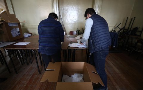 Votantes participan en una jornada de elecciones locales y referéndum constitucional en Quito (Ecuador).