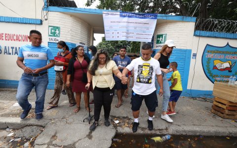 Dificultades. Las personas con movilidad reducida tenían complicaciones para caminar en los recintos electorales.