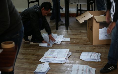 Jurados de votación realizan conteo de votos tras el cierre de mesas luego de una jornada de elecciones locales y referéndum constitucional, hoy, en Quito (Ecuador).