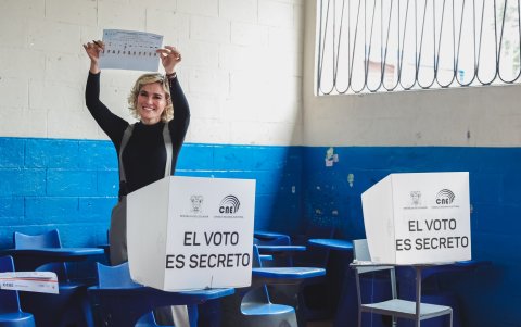 La candidata Cynthia Viteri ejerciendo su voto durante este domingo.