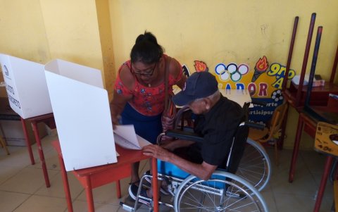 Ricardo García tiene 90 años y votó porque algún alcalde cumpla con lo que promete antes de que la muerte lo alcance.