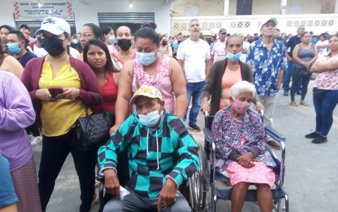 Dos adultos mayores y con discapacidad acudieron  a las  urnas para ejercer su derecho al voto.