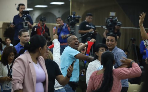 Simpatizantes de Aquiles Álvarez celebran su triunfo en la Alcaldía de Guayaquil.