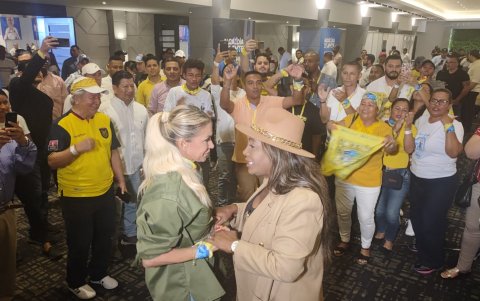 A su llegada se encontró con otros aspirantes a candidaturas de su mismo partido político.