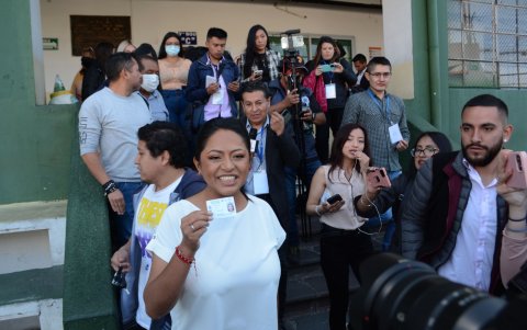 La candidata hizo la fila como todos los ciudadanos y a la salida mostró su certificado habilitador.