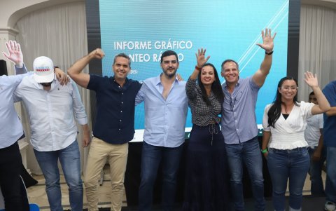 Aquiles Álvarez y Marcela Aguiñaga se concentran en el hotel Ramada.