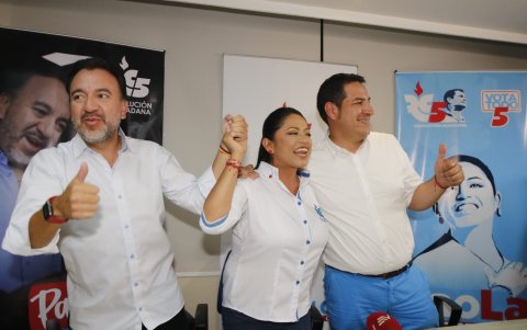 Celebración. Paola Pabón y Pabel Muñoz se mostraron convencidos del triunfo pero prefieren esperar los resultados oficiales.