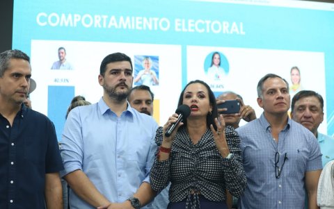 Álvarez y Aguiñaga durante su intervención en el Hotel Ramada.