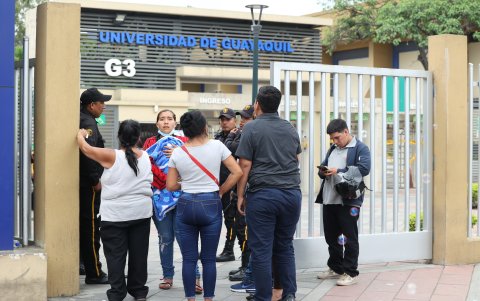 Varias personas no alcanzaron a ingresar a la Universidad de Guayaquil, y tendrán que pagar la multa.