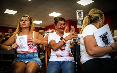 Familiares de Fernando Báez Sosa, asesinado en 2020 a la salida de una discoteca en una localidad costera argentina, se manifiestan para pedir justicia por la muerte del joven, en Dolores (Argentina).