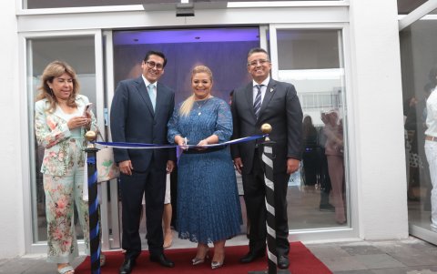Ese día también se inauguró la capilla UTEG. En la foto, la rectora acompañada de Myrtha Cabanilla, Pablo Beltrán y Galo Cabanilla.