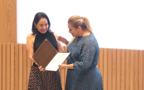 Mara Cabanilla recibe el reconocimiento de manos de Vanessa Freire.