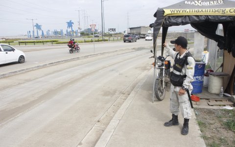 Apenas un guardia de seguridad privada se puede ver en los 5 kilómetros.