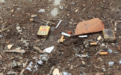 Colillas permanecen tiradas en el piso y en los exteriores de las casas abandonadas.