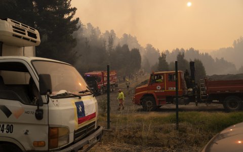 Bomberos trabajan para extinguir un incendio, este 7 de febrero de 2023, en Santa Juana, región de Biobío (Chile).