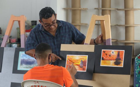 Preparación. Marco Martínez es quien dirige a los pequeños artistas.