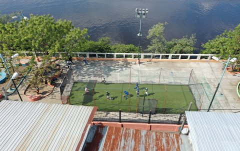 En una ‘jaula’ de 5x15 m los niños de Esmeraldas Chiquito entrenan a diario en medio de las carencias como una iluminación cuyas torres no sirven e implementos básicos.