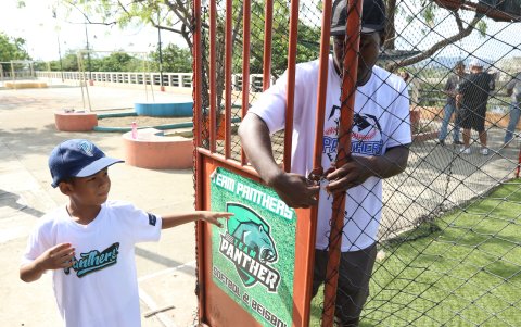 José Erazo, profesor, cierra con candado a diario la ‘cancha’ que ya ha sufrido el robo de varios implementos.