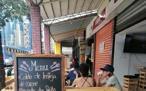 Almuerzo. La comida del mediodía popular también se ha encarecido. Muy pocos son los restaurantes económicos que en la pizarra muestran el precio, la mayoría lo omite para no asustar al cliente.