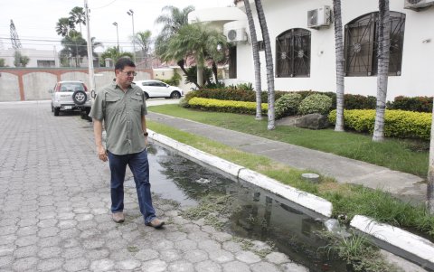 Las calles. Las aguas de los pozos sépticos se rebosan hasta las vías principales de las urbanizaciones. Los residentes evitan cruzar por las aceras por el agua maloliente.